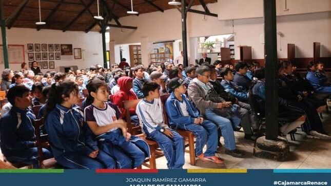 🎉 La Municipalidad Provincial de Cajamarca, a través de la Gerencia de Turismo y Cultura, celebró los 86 años de creación de la Biblioteca Municipal José Gálvez Egusquiza con una charla titulada "VENTAJAS DE VIVIR EN UN MUNDO DIVERSO". La charla fue impartida por el profesor Felipe Campos Alva, director del Centro de Educación Básica Especial de Cajamarca.
🤝 El objetivo de esta charla fue resaltar la importancia de vivir en armonía, valorando y respetando las diferencias de cada individuo para construir una comunidad inclusiva y unida. Esta iniciativa de la municipalidad busca promover una comunidad inclusiva y unida.
💪 ¡Con Joaquin, Cajamarca renace!