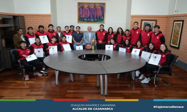 🤝La Municipalidad Provincial de Cajamarca, bajo el liderazgo del alcalde Joaquin Ramírez Gamarra, reconoció y felicitó a los campeones y subcampeones de baloncesto de damas y varones en la categoría U17, quienes participaron en el Nacional Cuzco 2024, organizado por la Federación Deportiva Peruana de Baloncesto (FDPB).
🏆Este logro es una muestra del talento de los jóvenes deportistas cajamarquinos, quienes han representado con orgullo a su provincia en este importante evento a nivel nacional. La Municipalidad expresa su total reconocimiento y felicitación a estos jóvenes deportistas, cuyo esfuerzo y perseverancia han puesto en alto el nombre de Cajamarca.
💪 ¡Con Joaquin, Cajamarca renace!