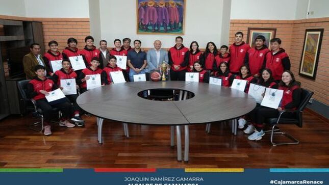 🤝La Municipalidad Provincial de Cajamarca, bajo el liderazgo del alcalde Joaquin Ramírez Gamarra, reconoció y felicitó a los campeones y subcampeones de baloncesto de damas y varones en la categoría U17, quienes participaron en el Nacional Cuzco 2024, organizado por la Federación Deportiva Peruana de Baloncesto (FDPB).
🏆Este logro es una muestra del talento de los jóvenes deportistas cajamarquinos, quienes han representado con orgullo a su provincia en este importante evento a nivel nacional. La Municipalidad expresa su total reconocimiento y felicitación a estos jóvenes deportistas, cuyo esfuerzo y perseverancia han puesto en alto el nombre de Cajamarca. 
💪 ¡Con Joaquin, Cajamarca renace!