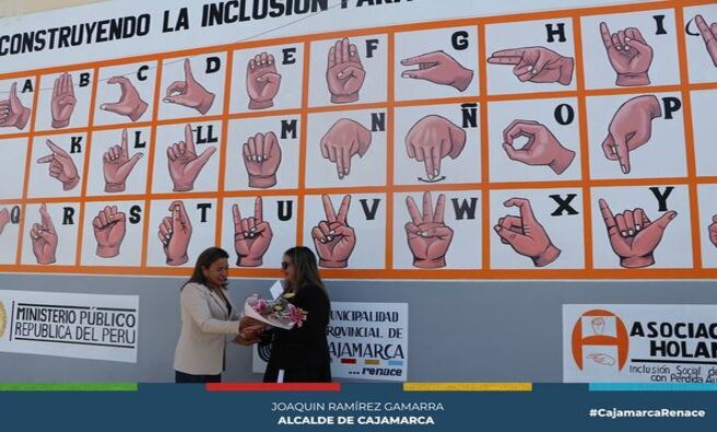 🎨 La Municipalidad Provincial de Cajamarca, en colaboración con la OMAPED y la Fiscalía de Prevención del Delito, ha implementado acciones para reducir la discriminación hacia las personas con discapacidad, poniendo especial atención en las barreras de comunicación.
🖼️ Se inauguró un mural dedicado a la lengua de señas peruana, con el propósito de sensibilizar a la población sobre este idioma.
📢 El gerente de Desarrollo Social y Económico, Óscar Vásquez Alva, resaltó que el mural busca promover el uso de la lengua de señas y facilitar la inclusión de las personas con discapacidad.
💪¡Con Joaquin Ramírez, Cajamarca Renace!