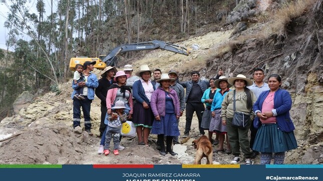 🌄 La Municipalidad Provincial de Cajamarca ha demostrado su compromiso con el bienestar de los cajamarquinos al continuar con la apertura de nuevas trochas carrozables en el caserío Laurel del Valle, ubicado en el centro poblado de Combayo.
🚗 Este proyecto tiene como objetivo facilitar el tránsito vehicular y promover el desarrollo económico local, permitiendo a los residentes transportar sus productos de manera más segura y eficiente.
🙏 El presidente del Sistema de Riego Tecnificado del caserío, Concepción Llanos Tocas, expresó su agradecimiento al alcalde Joaquín Ramírez por proporcionar la maquinaria pesada necesaria para llevar a cabo esta obra, la cual había sido anhelada por los moradores del lugar durante muchos años y que hoy es una realidad.
🚑¡Con Joaquin Ramírez, Cajamarca Renace!