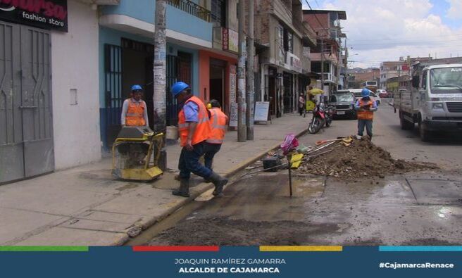💧 La Municipalidad Provincial de Cajamarca, a través de la EPS. SEDACAJ, responsable de la red de agua y saneamiento, realizó los trabajos necesarios para solucionar una fuga de agua reportada en la zona de la clínica San Lorenzo en la Avenida San Martín.
🛠️ La actual gestión municipal, continua con los trabajos de asfaltado, buscando avanzar en las metas establecidas para este proyecto. La atención oportuna de los problemas de infraestructura es crucial para mantener un servicio eficiente y evitar mayores inconvenientes a la comunidad.
💪 ¡Con Joaquin, Cajamarca renace!