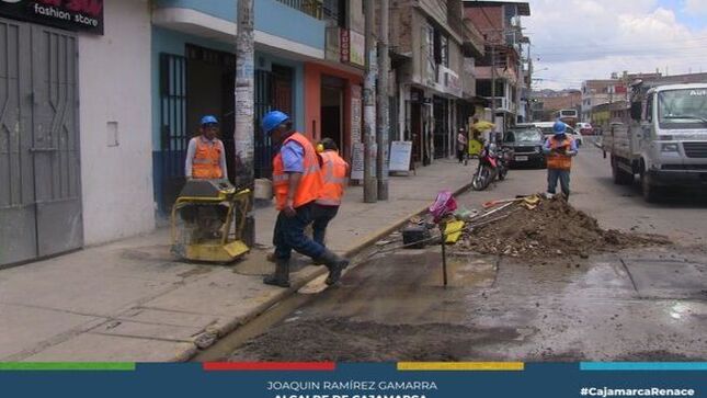 💧 La Municipalidad Provincial de Cajamarca, a través de la EPS. SEDACAJ, responsable de la red de agua y saneamiento, realizó los trabajos necesarios para solucionar una fuga de agua reportada en la zona de la clínica San Lorenzo en la Avenida San Martín.
🛠️ La actual gestión municipal, continua con los trabajos de asfaltado, buscando avanzar en las metas establecidas para este proyecto. La atención oportuna de los problemas de infraestructura es crucial para mantener un servicio eficiente y evitar mayores inconvenientes a la comunidad.
💪 ¡Con Joaquin, Cajamarca renace!