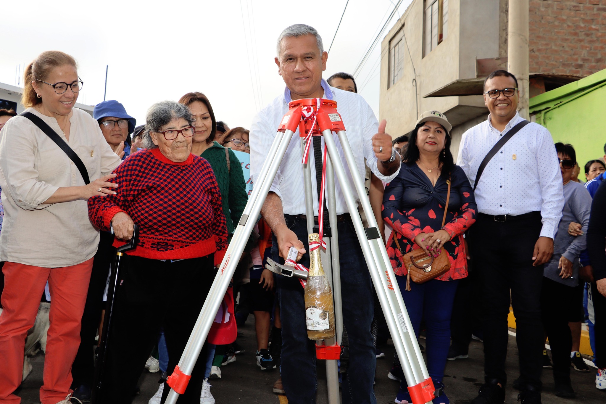 Llevando progreso: Alcalde Fernando C谩rdenas inaugura obra en el Barrio Uni贸n Obrero