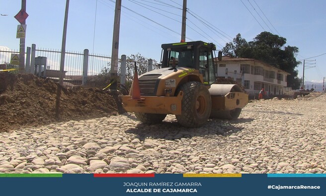 π§ La Municipalidad Provincial de Cajamarca, continua con los trabajos de pavimentaciΓ³n en la Av. Universitaria, conocida como "Carretera a los Patos". Actualmente, se llevan a cabo trabajos de habilitaciΓ³n de fierro y encofrado de los estribos del puente para su posterior vaciado de concreto, realizΓ‘ndose las pruebas de compactaciΓ³n del over colocado.
π€ La buena disponibilidad de la empresa contratista y los vecinos hace que los trabajos vallan de la mano y en el plazo indicado por el expediente se estarΓa entregando una obra de calidad para todos los usuarios que utilizan esta vΓa.
π Β‘Con Joaquin Ramirez, Cajamarca Renace!