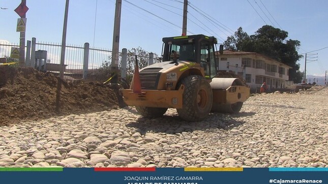 🚧 La Municipalidad Provincial de Cajamarca, continua con los trabajos de pavimentación en la Av. Universitaria, conocida como "Carretera a los Patos". Actualmente, se llevan a cabo trabajos de habilitación de fierro y encofrado de los estribos del puente para su posterior vaciado de concreto, realizándose las pruebas de compactación del over colocado.
🤝 La buena disponibilidad de la empresa contratista y los vecinos hace que los trabajos vallan de la mano y en el plazo indicado por el expediente se estaría entregando una obra de calidad para todos los usuarios que utilizan esta vía.
🌟 ¡Con Joaquin Ramirez, Cajamarca Renace!