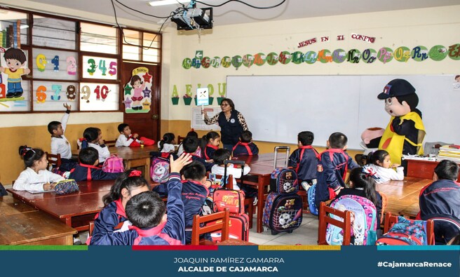 🚗 La Gerencia de Transporte y Seguridad Vial de la Municipalidad de Cajamarca y la Dirección Regional de Transportes y Comunicaciones (DRTC) llevaron a cabo una capacitación en Educación Vial a más de un centenar de alumnos de educación primaria de la Institución Educativa "Zulema Arce Santisteban".
🏫 Esta actividad forma parte de la campaña "Retreta por la Seguridad Vial" y tiene como objetivo que los menores reflexionen sobre sus acciones diarias y el respeto a las normas establecidas, así como promover comportamientos seguros, como cruzar por los pasos peatonales y seguir las señales básicas de tránsito, como los semáforos.
🚦La actual gestión municipal, liderada por el alcalde Joaquín Ramírez, reafirma su compromiso de mejorar la educación de los niños y jóvenes de la ciudad, con el fin de contribuir a la formación de ciudadanos responsables en las vías, con un comportamiento ejemplar en materia de movilidad.
💪 ¡Con Joaquin Ramirez, Cajamarca Renace!