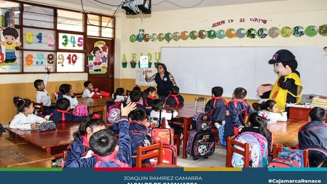 🚗 La Gerencia de Transporte y Seguridad Vial de la Municipalidad de Cajamarca y la Dirección Regional de Transportes y Comunicaciones (DRTC) llevaron a cabo una capacitación en Educación Vial a más de un centenar de alumnos de educación primaria de la Institución Educativa "Zulema Arce Santisteban".
🏫 Esta actividad forma parte de la campaña "Retreta por la Seguridad Vial" y tiene como objetivo que los menores reflexionen sobre sus acciones diarias y el respeto a las normas establecidas, así como promover comportamientos seguros, como cruzar por los pasos peatonales y seguir las señales básicas de tránsito, como los semáforos.
🚦La actual gestión municipal, liderada por el alcalde Joaquín Ramírez, reafirma su compromiso de mejorar la educación de los niños y jóvenes de la ciudad, con el fin de contribuir a la formación de ciudadanos responsables en las vías, con un comportamiento ejemplar en materia de movilidad.
💪 ¡Con Joaquin Ramirez, Cajamarca Renace!