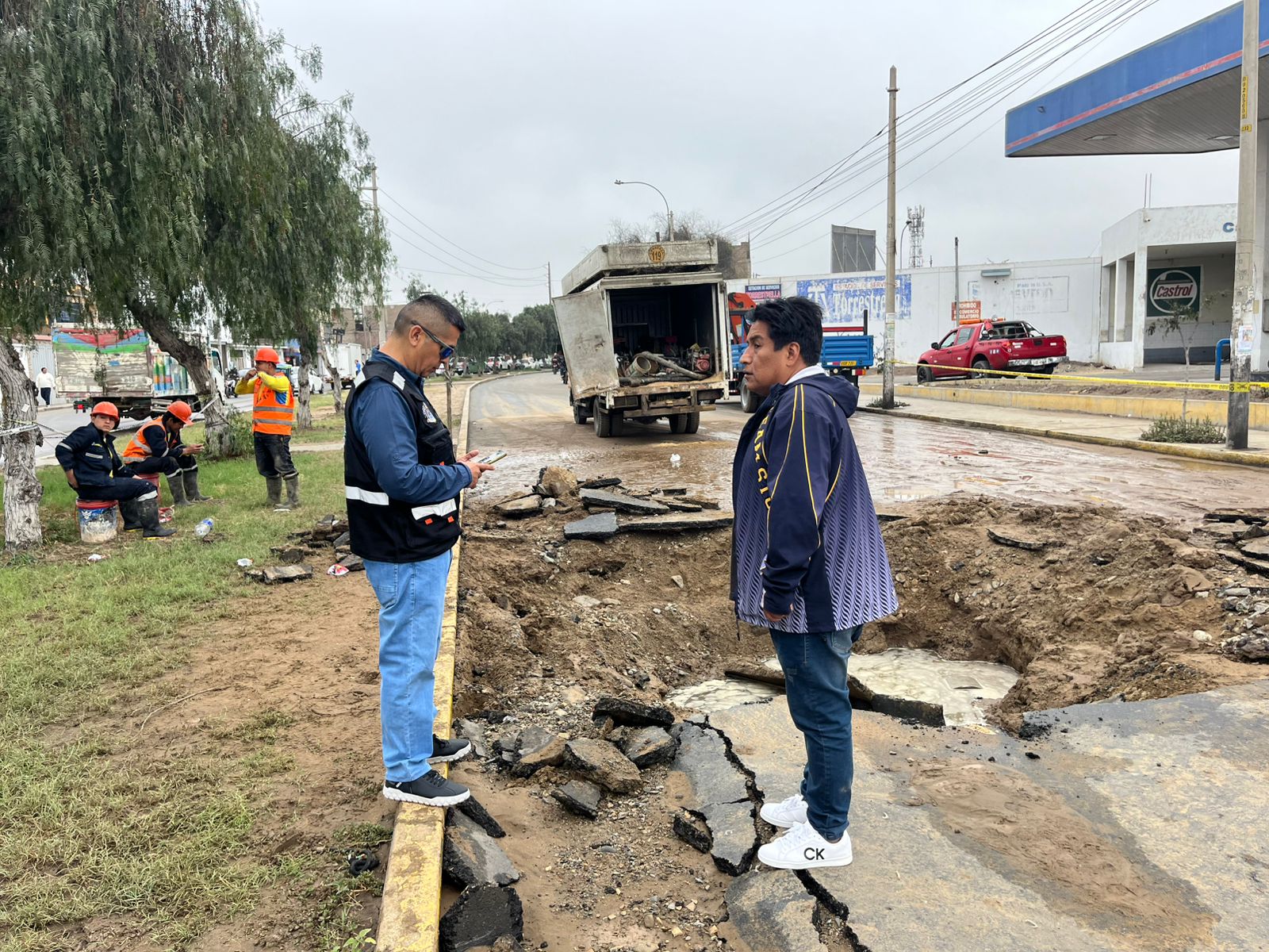 Municipalidad auxilia a ciudadanos afectados por aniego y forado