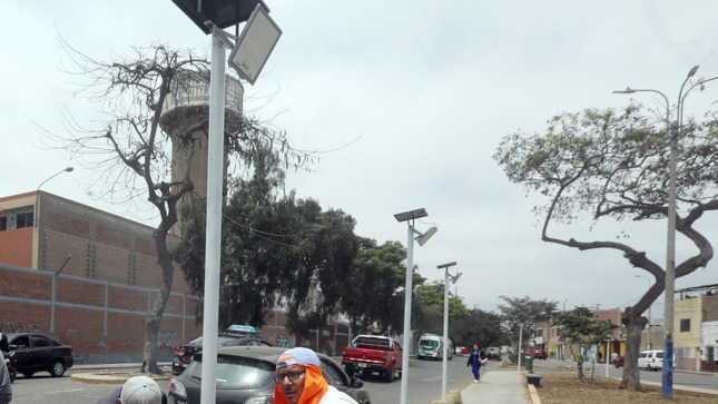 MPT instala postes de iluminación con paneles solares en parque de Santa