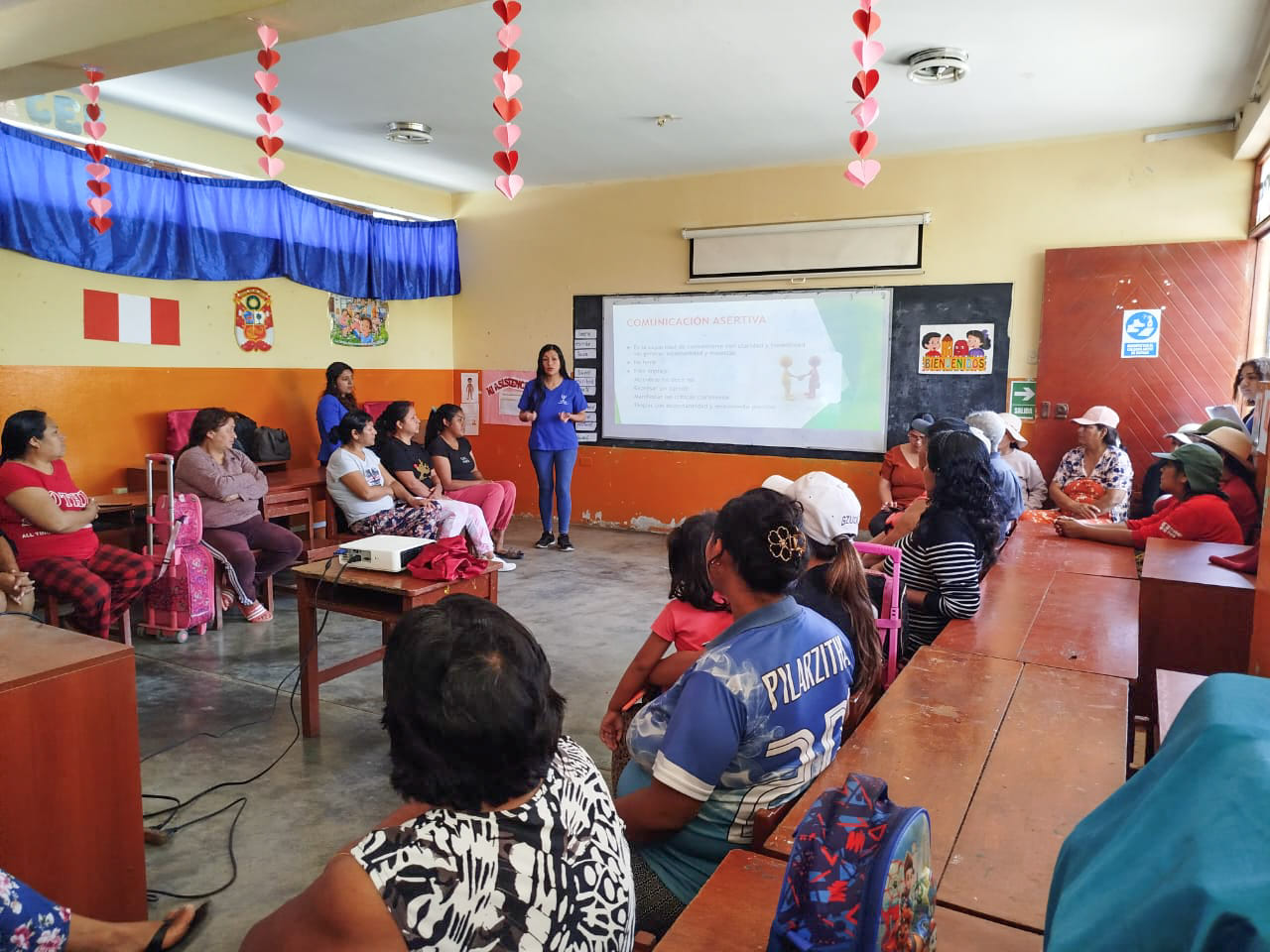 Profesionales del área de psicología municipal explican a los padres de familia sobre una buena crianza para sus niños