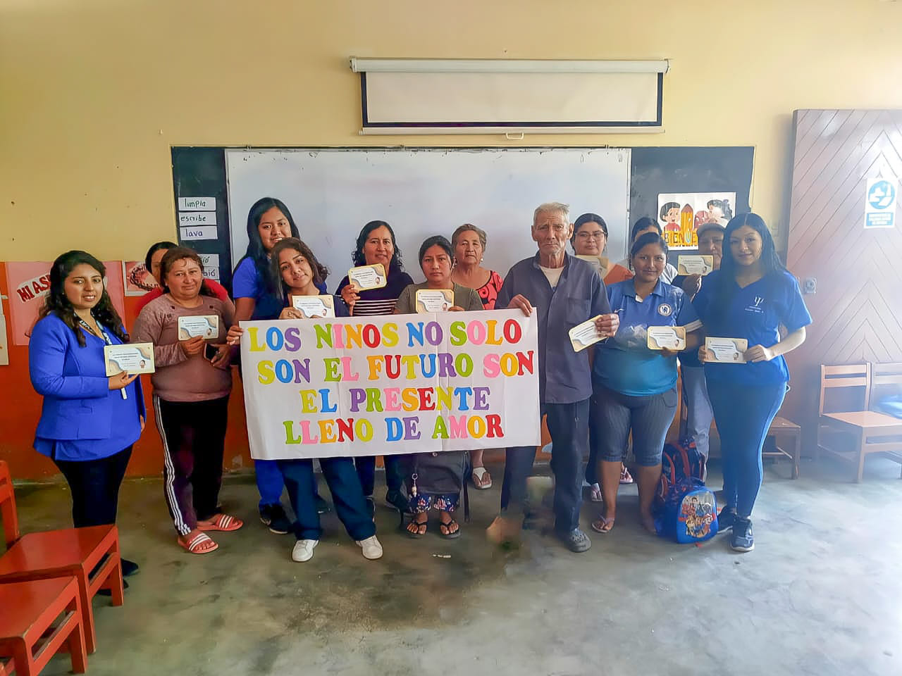Padres reunidos con las profesionales finalizando el taller