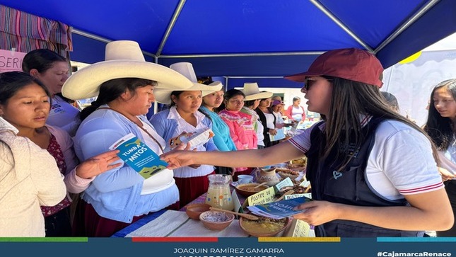🍔 La Municipalidad Provincial de Cajamarca, a través del área de Renace, mujer y familia, participó activamente en la feria por el Día Mundial de la Alimentación en el distrito de Jesús.
🚫 Además, se llevó a cabo una campaña de concientización sobre la problemática de la trata de personas en la localidad.
👥 Estos esfuerzos articulados buscan que la comunidad se vea beneficiada por los programas sociales impulsados por la Municipalidad Provincial.
🏙️ Desde la administración local, seguirán desarrollando actividades en favor de todos los cajamarquinos.
💛 ¡Con Joaquin Ramírez, Cajamarca Renace!