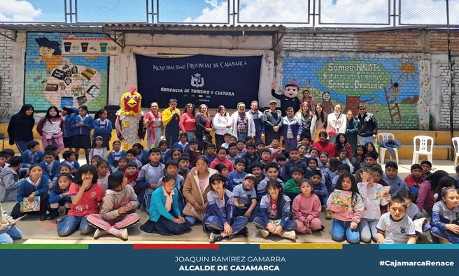🏛️ La Municipalidad Provincial de Cajamarca, a través de la gerencia de Turismo y Cultura, continúa promoviendo la "Minga Cultural". Esta vez en la I.E. Jesús Trabajador, donde un promedio de 130 niños y niñas fueron sensibilizados en temas de tradiciones y costumbres locales.
📚. Talleres en la Gerencia de Turismo y Cultura 📖 Fondo Editorial 👦 Visitas y recorridos guiados por el centro histórico de Cajamarca.
🚓En esta ocasión, se contó con el apoyo de la empresa Layconsa Perú y la Policía Nacional del Perú con el POLISHOW.
🌟Difundir el cuidado del patrimonio entre niños es fundamental, ya que ellos son los futuros guardianes de nuestra herencia cultural. Al enseñarles desde pequeños la importancia de proteger y valorar nuestro patrimonio, aseguramos la preservación de nuestras tradiciones y costumbres para las generaciones venideras.
💪 ¡Con Joaquin Ramirez, Cajamarca Renace!