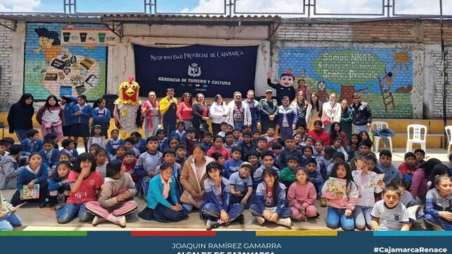 🏛️ La Municipalidad Provincial de Cajamarca, a través de la gerencia de Turismo y Cultura, continúa promoviendo la "Minga Cultural". Esta vez en la I.E. Jesús Trabajador, donde un promedio de 130 niños y niñas fueron sensibilizados en temas de tradiciones y costumbres locales.
📚. Talleres en la Gerencia de Turismo y Cultura 📖 Fondo Editorial 👦 Visitas y recorridos guiados por el centro histórico de Cajamarca.
🚓En esta ocasión, se contó con el apoyo de la empresa Layconsa Perú  y la Policía Nacional del Perú con el POLISHOW. 
🌟Difundir el cuidado del patrimonio entre niños es fundamental, ya que ellos son los futuros guardianes de nuestra herencia cultural. Al enseñarles desde pequeños la importancia de proteger y valorar nuestro patrimonio, aseguramos la preservación de nuestras tradiciones y costumbres para las generaciones venideras. 
💪 ¡Con Joaquin Ramirez, Cajamarca Renace!