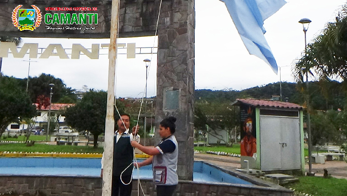 Izamiento del pabellón nacional en camanti para honrar nuestra patria