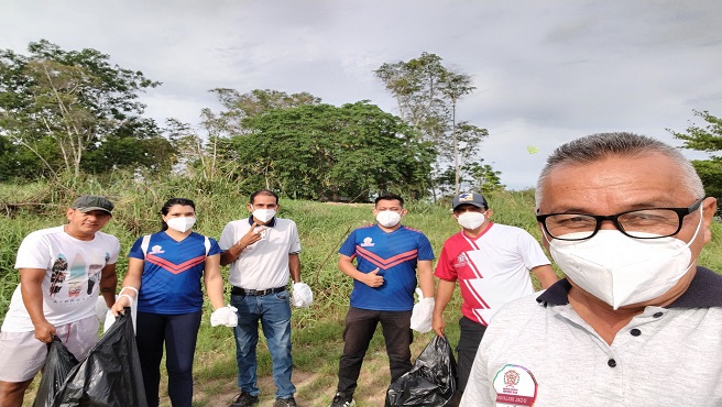Personal de la UGEL Bellavista participando de la jornada de limpieza en el rรญo Huallaga