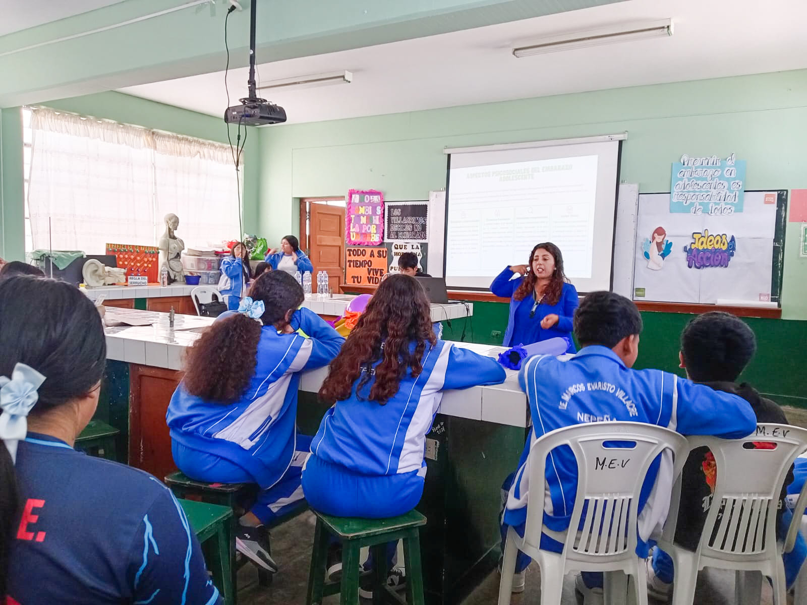 Personal del área de psicología reunidos con los estudiantes