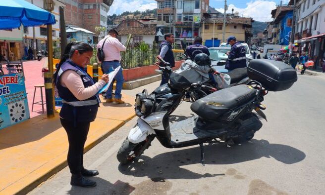 🚦 En un esfuerzo por establecer el principio de autoridad y hacer cumplir las normas que rigen en el municipio, la Gerencia de Transporte y Seguridad Vial, en coordinación con la junta vecinal, llevó a cabo una operación de fiscalización en las áreas de mayor tráfico vehicular del barrio La Merced.
🚔 Esta acción contó con la participación del Gerente de Transporte y Seguridad Vial, Frey Hoyos Sangay, y el Subgerente de Inspección y Seguridad Vial, Jhanfranco Ortiz Chuquiviguel, con el objetivo de atender las denuncias de los vecinos, hacer respetar el principio de autoridad, liberar los espacios públicos y ordenar el tráfico vehicular. Como resultado, se intervino y sancionó a conductores de vehículos estacionados en zona rígida en la primera cuadra del jirón Marañón.
👏 El presidente de la junta vecinal del barrio La Merced, Orlando Bardales, agradeció a las autoridades municipales por trabajar de la mano con las juntas vecinales para resolver los principales problemas que enfrenta esa área de la ciudad.
💪¡Con Joaquin Ramirez, Cajamarca Renace!
