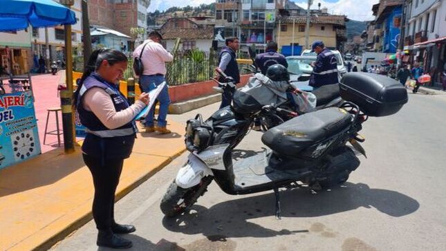 🚦 En un esfuerzo por establecer el principio de autoridad y hacer cumplir las normas que rigen en el municipio, la Gerencia de Transporte y Seguridad Vial, en coordinación con la junta vecinal, llevó a cabo una operación de fiscalización en las áreas de mayor tráfico vehicular del barrio La Merced.
🚔 Esta acción contó con la participación del Gerente de Transporte y Seguridad Vial, Frey Hoyos Sangay, y el Subgerente de Inspección y Seguridad Vial, Jhanfranco Ortiz Chuquiviguel, con el objetivo de atender las denuncias de los vecinos, hacer respetar el principio de autoridad, liberar los espacios públicos y ordenar el tráfico vehicular. Como resultado, se intervino y sancionó a conductores de vehículos estacionados en zona rígida en la primera cuadra del jirón Marañón.
👏 El presidente de la junta vecinal del barrio La Merced, Orlando Bardales, agradeció a las autoridades municipales por trabajar de la mano con las juntas vecinales para resolver los principales problemas que enfrenta esa área de la ciudad.
💪¡Con Joaquin Ramirez, Cajamarca Renace!