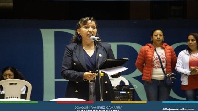 🏛La Municipalidad Provincial de Cajamarca inauguró el XXIX Campeonato Nacional de Voleibol Femenino U 17. Este evento, que se llevará a cabo hasta el 20 de octubre, congrega a las mejores jugadoras juveniles del país en el coliseo Qhapaq Ñan. 
🙋La ceremonia contó con la participación de las regidoras Eliza Chávez Veintimilla y Cristhel Camila Díaz Zamora, quienes representaron al alcalde provincial Joaquin Ramírez Gamarra. Esta competencia brinda a las atletas la oportunidad de demostrar sus habilidades y destrezas en el voleibol peruano.
🌟 Ven y disfruta del talento de estas jóvenes promesas que representan el futuro del vóleibol peruano. ¡Cajamarca vibra con este emocionante torneo nacional!
🤝 ¡Con Joaquin Ramirez, Cajamarca Renace!