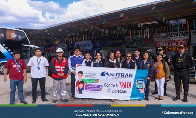 🔍 La Municipalidad Provincial de Cajamarca, en colaboración con la Fiscalía de Prevención del Delito, el Ministerio Público, SUTRAN y la Policía Nacional, realizó un operativo enfocado en prevenir la trata de personas en Cajamarca.
📍 El operativo se llevó a cabo en zonas consideradas de alto riesgo, incluyendo el terminal terrestre y varias cantinas de la ciudad. Durante las intervenciones, la Unidad de Trata de Personas de la DIVINCRI PNP se encargó de verificar la situación legal de las personas presentes, sin detectar ningún caso de requisitoria o menores de edad.
🚫 Sin embargo, en uno de los establecimientos inspeccionados, el local "Zona 22", ubicado en el Jr. 22 de octubre, se encontró que operaba con un permiso para un rubro distinto al autorizado, lo que llevó a la clausura temporal del establecimiento.
💪 La actual gestión municipal reafirma su compromiso en la prevención y lucha contra la trata de personas, con el objetivo de proteger la seguridad y el bienestar de la ciudadanía.
🤝 ¡Con Joaquin Ramirez, Cajamarca Renace!