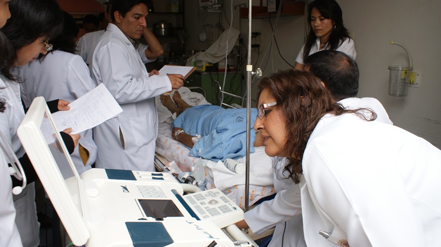 Médicos monitoreando a paciente con ACV luego de aplicarle trombolisis
