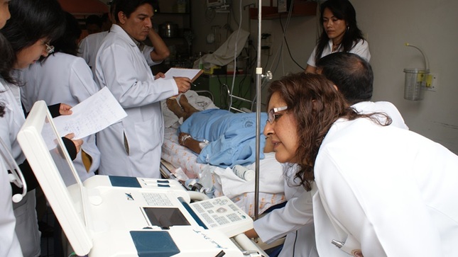 Médicos monitoreando a paciente con ACV luego de aplicarle trombolisis