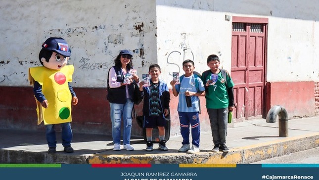 🚦 La Municipalidad Provincial de Cajamarca ha implementado una campaña de sensibilización para prevenir accidentes de tránsito y promover el respeto a los cambios de sentido en algunas calles de la ciudad.
📍 La actividad, realizada por la Gerencia de Transporte y Seguridad Vial, se llevó a cabo en puntos estratégicos, como la cuadra 9 del jirón Tarapacá, la intersección de la Avenida 13 de Julio con el Jirón Sara Mc Dougall, y la intersección entre la Avenida 13 de Julio y el Jirón Chepén. Además de concientizar a los conductores, también se buscó sensibilizar a los peatones sobre seguridad vial.
💬 Según el gerente Frey Hoyos Sangay, estos cambios de sentido en las calles tienen como objetivo mejorar la transitabilidad tanto de vehículos como de peatones.
🤝 ¡Con Joaquin Ramirez, Cajamarca Renace!