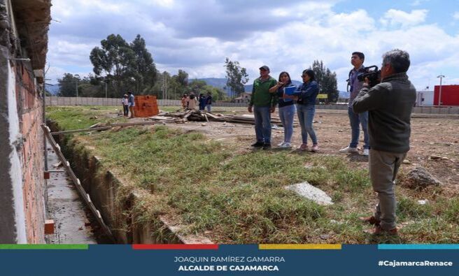🏢 La Municipalidad Provincial de Cajamarca paralizó las obras de construcción que se estaban llevando a cabo en la urbanización Marcopampa. Esta medida se debe a la falta de la licencia de construcción requerida. Las obras incluían la edificación de un canal que tenía como objetivo beneficiar a más de 30 familias de la zona.
🚧 La intervención fue realizada por el área de Licencias de Edificación y Permisos Urbanos de la municipalidad, en respuesta a las denuncias y reclamos de los vecinos de la urbanización. Ellos expresaron su preocupación por la ejecución de las obras sin los permisos correspondientes, ya que el canal proyectado afectaba directamente a las propiedades de los dueños de la zona, generando conflictos por el uso del terreno.
📜 La municipalidad reitera su compromiso con el cumplimiento de las normativas urbanísticas y subraya la importancia de contar con las licencias respectivas antes de iniciar cualquier obra. En este sentido, se insta a los responsables de la construcción a regularizar su situación para que las obras puedan reanudarse de acuerdo con la normativa vigente.
🤝 ¡Con Joaquin Ramirez, Cajamarca Renace!