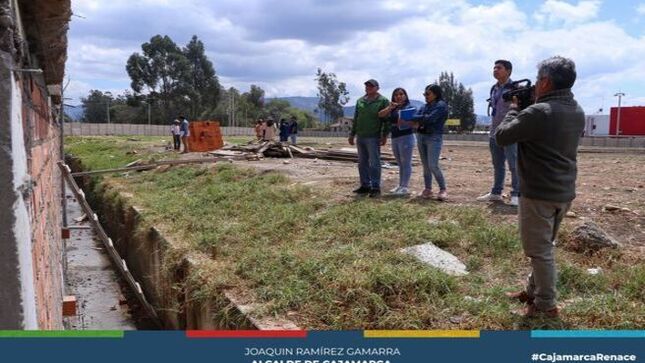 🏢 La Municipalidad Provincial de Cajamarca paralizó las obras de construcción que se estaban llevando a cabo en la urbanización Marcopampa. Esta medida se debe a la falta de la licencia de construcción requerida. Las obras incluían la edificación de un canal que tenía como objetivo beneficiar a más de 30 familias de la zona.
🚧 La intervención fue realizada por el área de Licencias de Edificación y Permisos Urbanos de la municipalidad, en respuesta a las denuncias y reclamos de los vecinos de la urbanización. Ellos expresaron su preocupación por la ejecución de las obras sin los permisos correspondientes, ya que el canal proyectado afectaba directamente a las propiedades de los dueños de la zona, generando conflictos por el uso del terreno.
📜 La municipalidad reitera su compromiso con el cumplimiento de las normativas urbanísticas y subraya la importancia de contar con las licencias respectivas antes de iniciar cualquier obra. En este sentido, se insta a los responsables de la construcción a regularizar su situación para que las obras puedan reanudarse de acuerdo con la normativa vigente.
🤝 ¡Con Joaquin Ramirez, Cajamarca Renace!
