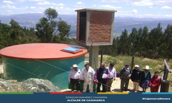🏠 La Municipalidad Provincial de Cajamarca, a través de la Subgerencia de Saneamiento Básico y las Juntas de Administración de Agua y Saneamiento (JASS), está trabajando para mejorar los servicios de agua y saneamiento en las zonas rurales. Estas mejoras se basan en actividades de diagnóstico e intervención en los sistemas de agua potable, que por años han sido descuidados por gestiones anteriores a pesar de que la zona rural cuenta con más de 30.000 habitantes.
🔍 Gracias a un diagnóstico realizado por el Ing. Carlos Narváez del área técnica municipal (ATM) en la JASS "La Chimba" - Caserío La Chimba - Centro Poblado Cashapampa, se actualizó el estado de cada componente del sistema, como captaciones, reservorio y cámaras rompe presión. Esta información permite gestionar las intervenciones necesarias para mejorar la prestación de los servicios, lo que incluye asegurar que el agua cumpla con los valores de cloro residual por encima de 0.5 mg/L, tal como lo exige la normativa para considerar el agua apta para consumo humano con simple desinfección.
🤝 ¡Con Joaquin Ramirez, Cajamarca Renace!