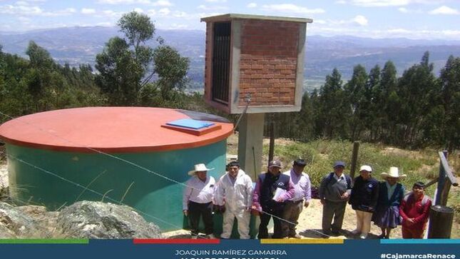 🏠 La Municipalidad Provincial de Cajamarca, a través de la Subgerencia de Saneamiento Básico y las Juntas de Administración de Agua y Saneamiento (JASS), está trabajando para mejorar los servicios de agua y saneamiento en las zonas rurales. Estas mejoras se basan en actividades de diagnóstico e intervención en los sistemas de agua potable, que por años han sido descuidados por gestiones anteriores a pesar de que la zona rural cuenta con más de 30.000 habitantes.
🔍 Gracias a un diagnóstico realizado por el Ing. Carlos Narváez del área técnica municipal (ATM) en la JASS "La Chimba" - Caserío La Chimba - Centro Poblado Cashapampa, se actualizó el estado de cada componente del sistema, como captaciones, reservorio y cámaras rompe presión. Esta información permite gestionar las intervenciones necesarias para mejorar la prestación de los servicios, lo que incluye asegurar que el agua cumpla con los valores de cloro residual por encima de 0.5 mg/L, tal como lo exige la normativa para considerar el agua apta para consumo humano con simple desinfección.
🤝 ¡Con Joaquin Ramirez, Cajamarca Renace!