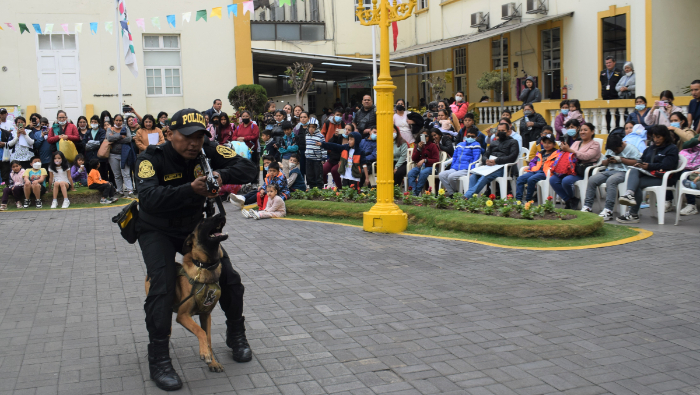 Canes entrenados por la Policía sorprendieron con acrobacias y baile a pequeños pacientes