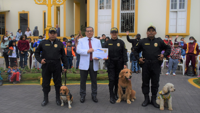Canes entrenados por la Policía sorprendieron con acrobacias y baile a pequeños pacientes