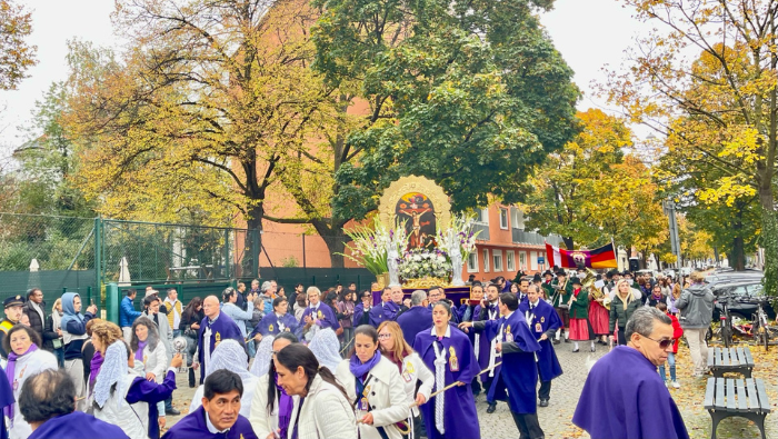 Peruanos expresan su devoción al Cristo Moreno en Múnich
