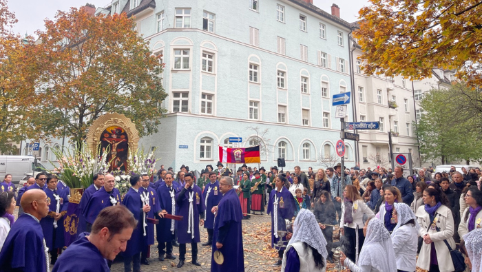 Peruanos expresan su devoción al Cristo Moreno en Múnich