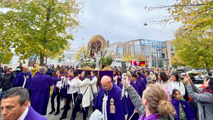 Peruanos expresan su devoción al Cristo Moreno en Múnich