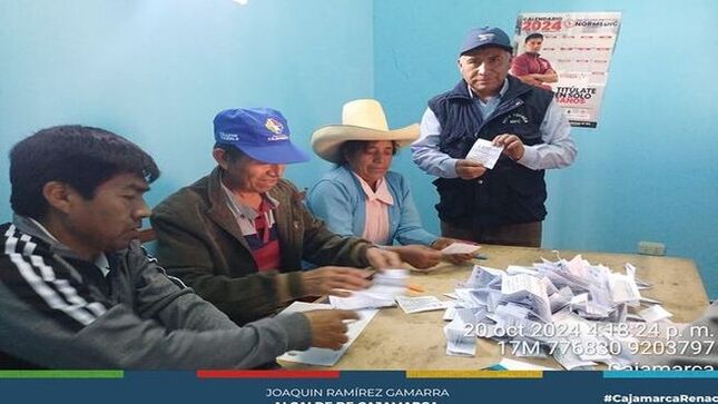 💧La Subgerencia de Saneamiento Básico de la Municipalidad Provincial de Cajamarca trabaja activamente para asegurar la sostenibilidad de los servicios de agua y saneamiento en las zonas rurales. Recientemente, se visitó el centro poblado La Paccha para supervisar el proceso de elección del nuevo consejo directivo de la Junta de Administración de Agua y Saneamiento (JASS) La Paccha, priorizando la transparencia en este proceso clave.
🛠️ Mediante el Área Técnica Municipal (ATM), se brinda asistencia técnica continua a las JASS para la renovación de su consejo directivo cada 2 años. Este apoyo asegura la continuidad y mejora de los servicios, otorgando al nuevo consejo la responsabilidad de administrar, operar y mantener el sistema de agua, garantizando así un servicio básico de calidad para la comunidad.
🤝 Este esfuerzo refleja el compromiso del alcalde Joaquin Ramírez con la participación ciudadana y la mejora de la calidad de vida de nuestros hermanos de las zonas rurales. El involucramiento de las comunidades en la gestión de sus propios servicios es fundamental para asegurar su sostenibilidad a largo plazo.
¡Sigamos Avanzando Juntos! 
💪¡Con Joaquin Ramírez, Cajamarca Renace !