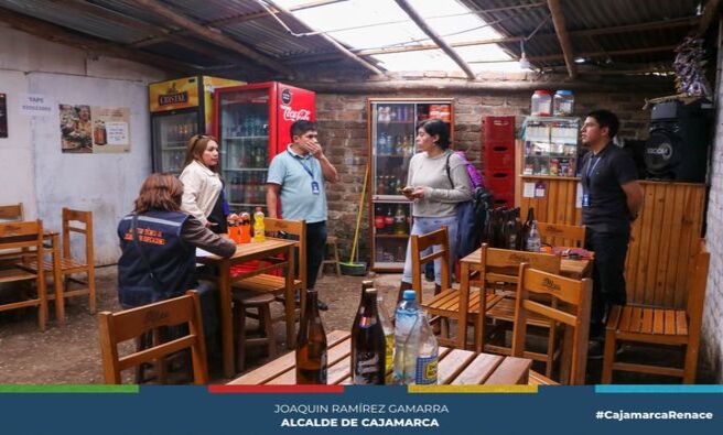 🔍 La Municipalidad Provincial de Cajamarca, a través de la Subgerencia de Comercialización y Licencias, en coordinación con el personal de Bromatología y Serenazgo, realizó operativos sorpresa en diferentes puntos de la ciudad. Estas acciones tienen como objetivo combatir la informalidad y salvaguardar la salud de los consumidores.
🛑 En respuesta a denuncias de los vecinos, se clausuró seis establecimientos que no tenían licencia de funcionamiento y operaban como pequeñas cantinas que evadían las normativas vigentes. Además, se decomisaron productos con fecha de caducidad vencida, los cuales representaban un riesgo para la salud de los ciudadanos.
💪 La actual gestión municipal reafirma su compromiso de continuar con estas intervenciones, promoviendo el respeto a las normativas y la formalización de los comercios, al mismo tiempo que se protege el bienestar de los consumidores cajamarquinos.
🤝¡Con Joaquin Ramírez, Cajamarca Renace!