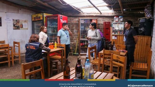 🔍 La Municipalidad Provincial de Cajamarca, a través de la Subgerencia de Comercialización y Licencias, en coordinación con el personal de Bromatología y Serenazgo, realizó operativos sorpresa en diferentes puntos de la ciudad. Estas acciones tienen como objetivo combatir la informalidad y salvaguardar la salud de los consumidores.
🛑 En respuesta a denuncias de los vecinos, se clausuró seis establecimientos que no tenían licencia de funcionamiento y operaban como pequeñas cantinas que evadían las normativas vigentes. Además, se decomisaron productos con fecha de caducidad vencida, los cuales representaban un riesgo para la salud de los ciudadanos.
💪 La actual gestión municipal reafirma su compromiso de continuar con estas intervenciones, promoviendo el respeto a las normativas y la formalización de los comercios, al mismo tiempo que se protege el bienestar de los consumidores cajamarquinos.
🤝¡Con Joaquin Ramírez, Cajamarca Renace!