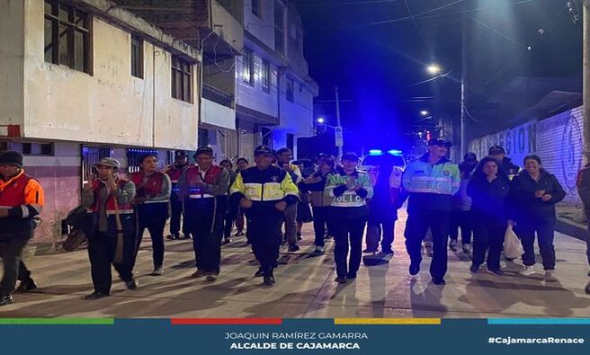 π¨ La Municipalidad Provincial de Cajamarca, a travΓ©s de la Gerencia de Seguridad Ciudadana, ha implementado una estrategia de patrullaje vecinal preventivo en colaboraciΓ³n con la PolicΓa Nacional, las Juntas Vecinales, las Rondas Urbanas y Serenazgo.
π En el patrullaje se recorriΓ³ las zonas con mayor incidencia delictiva, con el objetivo de mejorar la seguridad y el bienestar de todos los ciudadanos y turistas que acuden a esta provincia.
π€Β‘Con Joaquin RamΓrez, Cajamarca Renace!