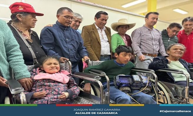 π La Municipalidad Provincial de Cajamarca, a travΓ©s de la Gerencia de Desarrollo Social y Humano y con la presencia de los regidores Jorge Luis Rojas Alcalde, Segundo CastaΓ±eda DΓaz, Eugenio Cruzado Bardales y Roquelin Freddy Gomez Trigoso, realizΓ³ la entrega de 7 sillas de ruedas a personas de bajos recursos que, tras una evaluaciΓ³n previa, fueron seleccionadas para mejorar su calidad de vida. AdemΓ‘s, se estΓ‘n desarrollando otras iniciativas, como la entrega de alimentos, asistencia, apoyo con subvenciones y asesoramiento en toda la localidad.
π€ Desde la comuna local, seguiremos con el compromiso de apoyar a las personas que mΓ‘s lo necesitan.
πββοΈΒ‘Con Joaquin RamΓrez, Cajamarca Renace!