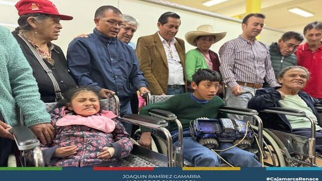 🚇 La Municipalidad Provincial de Cajamarca, a través de la Gerencia de Desarrollo Social y Humano y con la presencia de los regidores Jorge Luis Rojas Alcalde, Segundo Castañeda Díaz, Eugenio Cruzado Bardales y Roquelin Freddy Gomez Trigoso, realizó la entrega de 7 sillas de ruedas a personas de bajos recursos que, tras una evaluación previa, fueron seleccionadas para mejorar su calidad de vida. Además, se están desarrollando otras iniciativas, como la entrega de alimentos, asistencia, apoyo con subvenciones y asesoramiento en toda la localidad.
🤝 Desde la comuna local, seguiremos con el compromiso de apoyar a las personas que más lo necesitan.
🙋‍♂️¡Con Joaquin Ramírez, Cajamarca Renace!