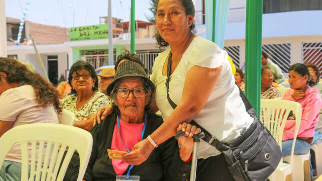 Foto de la regido entregando el carnet 