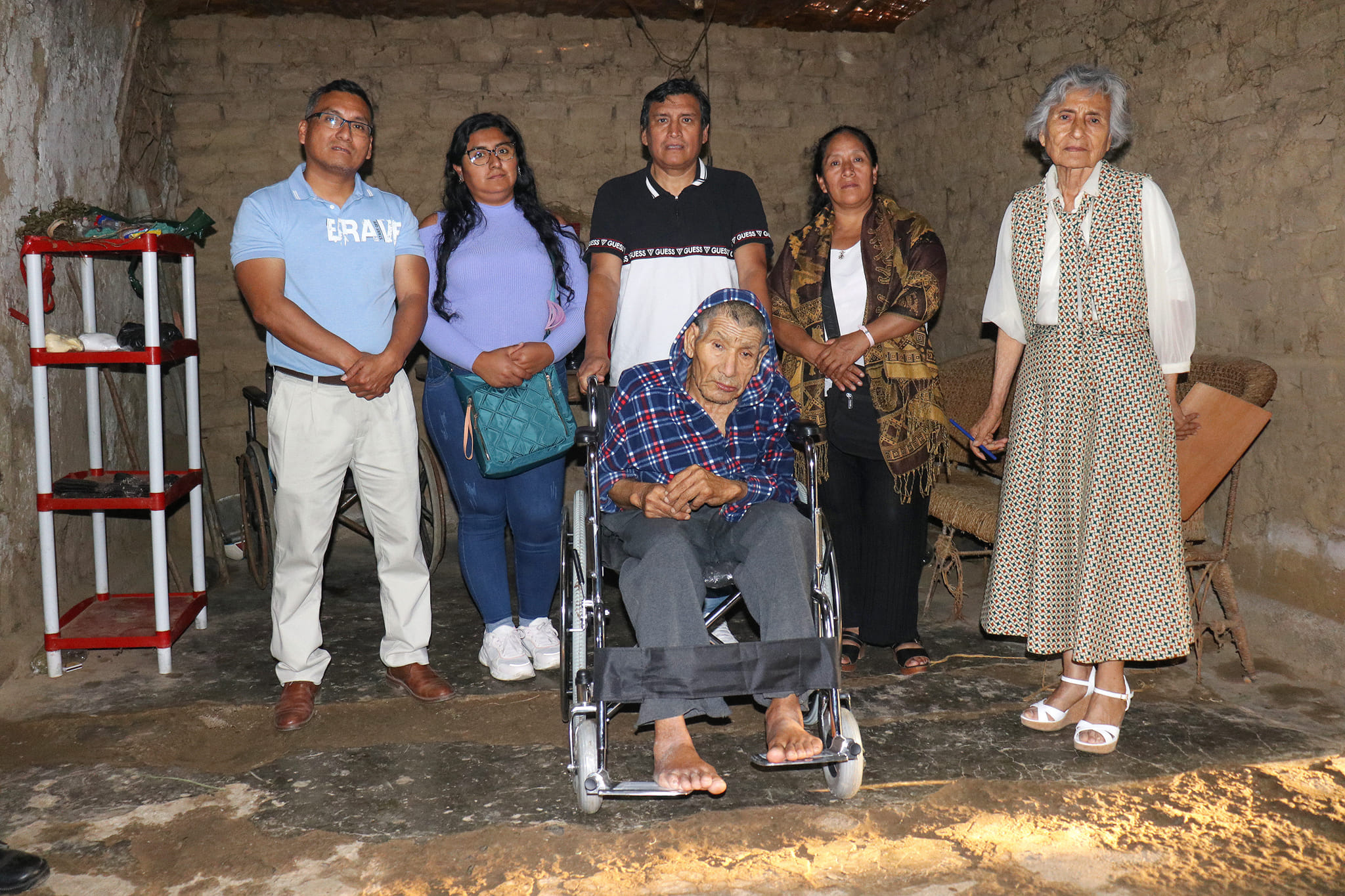 Entrega de silla de rueda para un morador del distrito de Nepeña