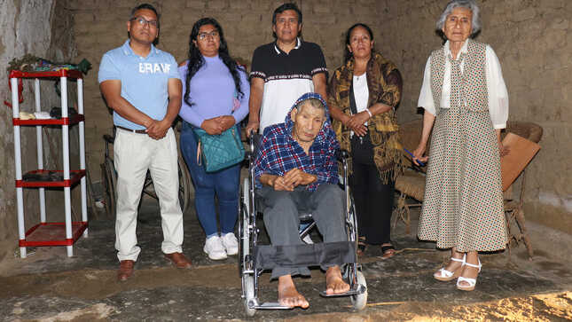 Entrega de silla de rueda para un morador del distrito de Nepeña 