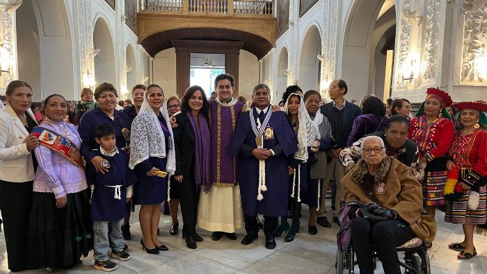 El Señor de los Milagros recorre las principales calles del Casco Histórico de Sevilla