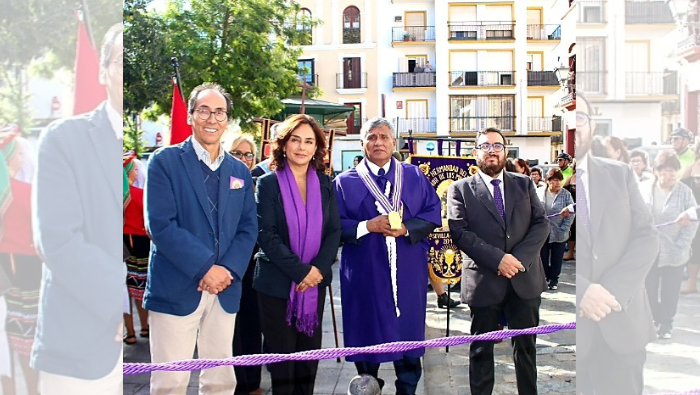 El Señor de los Milagros recorre las principales calles del Casco Histórico de Sevilla