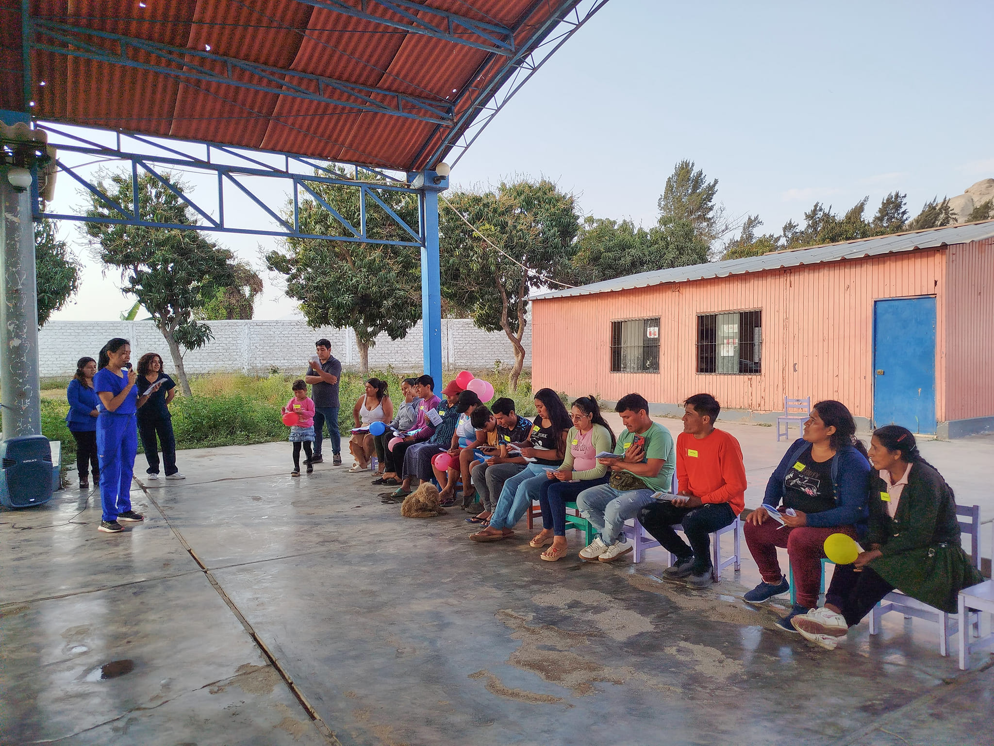 Grupo de padres de familia en compañía de la psicóloga